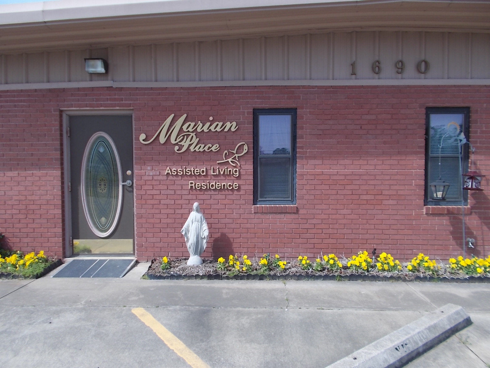 The welcoming entrance of Marian Place Assisted Living in Carthage, Texas